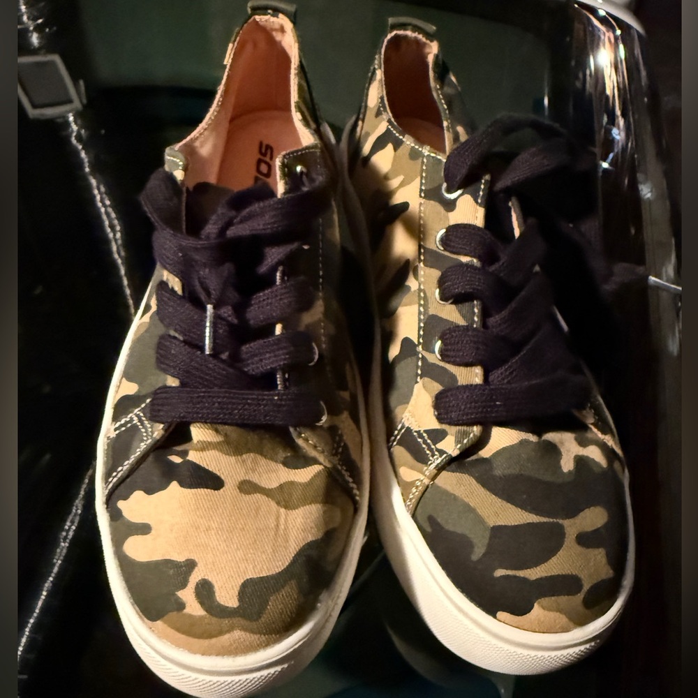 Soda Green and Black Sneakers Casual Streetwear